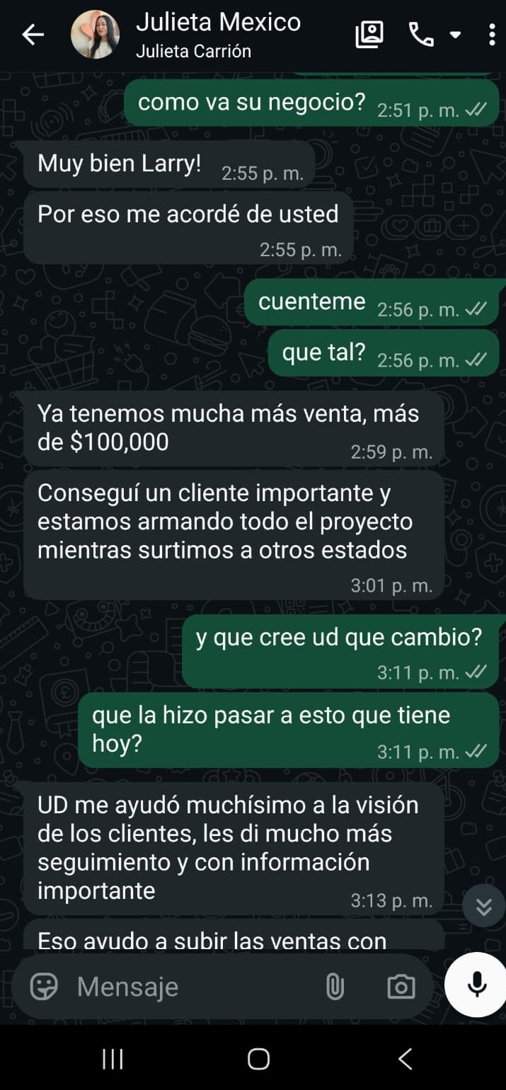 Captura de WhatsApp: la clienta cuenta que ya vende más de $100,000, que consiguió un cliente importante y que lo que cambió fue la visión y el seguimiento de sus clientes